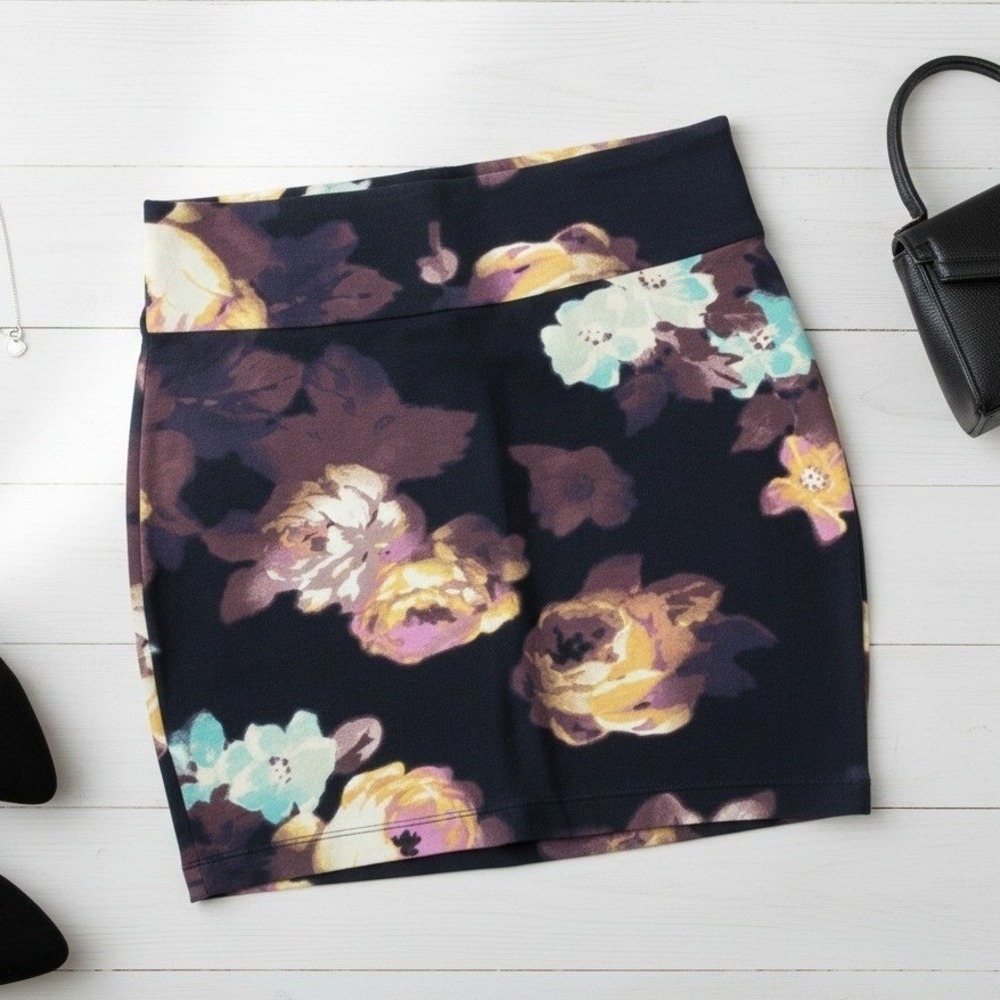 Decree Floral Mini Skirt Black Bodycon Stretchy MEDIUM Fitted Earthy